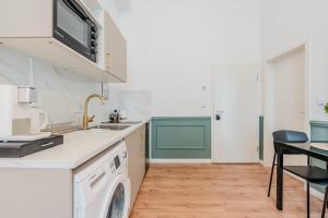 Kuchyň nebo kuchyňský kout v ubytování Prenzlauer Pearl Luxury Suite