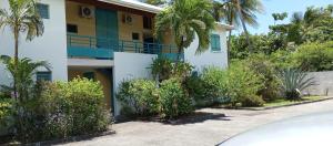 サンタンヌにあるAppartement moderne avec vue sur la mer à Sainte-Anne, 30 m²の花の家