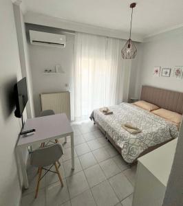Postel nebo postele na pokoji v ubytování Nikoletta's Studio