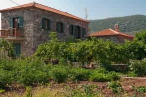 Billede fra billedgalleriet på Traditional Stone Villa, Spacious Seaside Retreat i Lióta