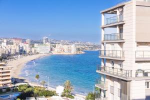 widok na plażę z budynku w obiekcie CostaBlancaDreams Calpe Beach 2 6O in Calpe w mieście Calpe