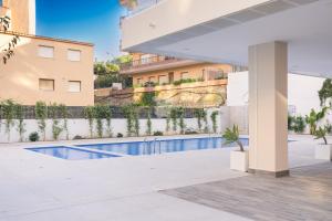 basen przed budynkiem w obiekcie CostaBlancaDreams Calpe Beach 2 6O in Calpe w mieście Calpe