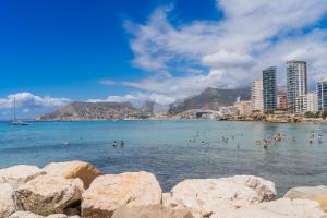 grupa ludzi w wodzie na plaży w obiekcie CostaBlancaDreams Calpe Beach 2 6O in Calpe w mieście Calpe