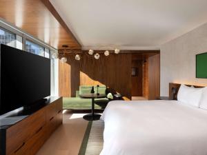 Postel nebo postele na pokoji v ubytování Fairmont Pacific Rim