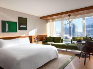 Postel nebo postele na pokoji v ubytování Fairmont Pacific Rim