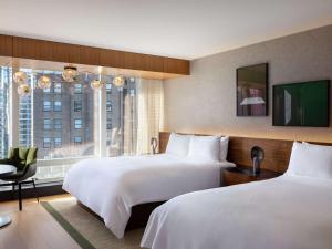 Postel nebo postele na pokoji v ubytování Fairmont Pacific Rim