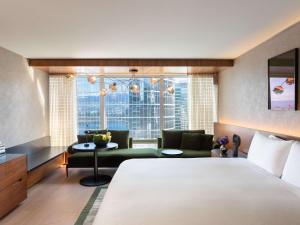 Postel nebo postele na pokoji v ubytování Fairmont Pacific Rim