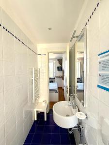 A bathroom at Belvedere Affittacamere