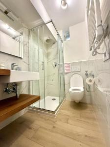 Un baño con ducha, inodoro y lavabo. en Belvedere Home Holiday, en Corniglia