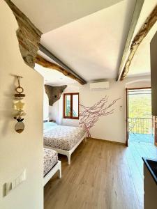 1 dormitorio en una casa con 2 camas en Belvedere Home Holiday, en Corniglia