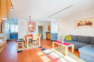 a living room with a couch and a table at Piratenkajüte-B66 in Dranske