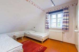 a bedroom with two beds and a window at Piratenkajüte-B66 in Dranske