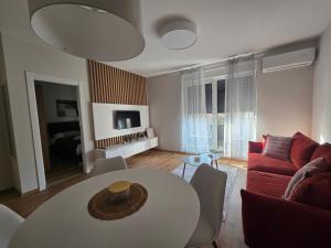 Et opholdsområde på Sunny lux apartman II + 2 billeder
