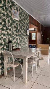 Marques de SousaにあるSíTIO DO LILIの壁付きのキッチン(テーブル、椅子付)