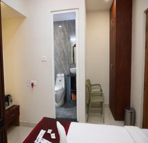 un bagno con un lavandino e un water in una stanza di Manopriya Residency by Azalea a Madurai