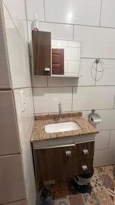 Marques de SousaにあるSíTIO DO LILIのバスルーム(シンク、カウンタートップ付) +25枚の写真