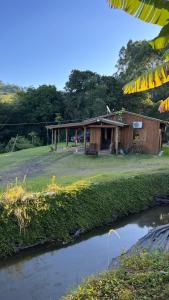 Marques de SousaにあるSíTIO DO LILIの川の前の家