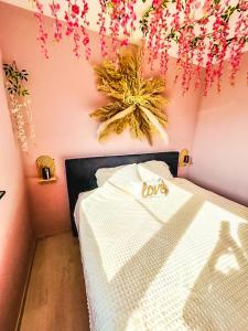 Postel nebo postele na pokoji v ubytování Ô Spa Privatif - Luxury Suite - JACUZZI-SAUNA-NETFLIX-FISHSPA-SERVIETTES-PEIGNOIRS-SANDALES-CAFE
