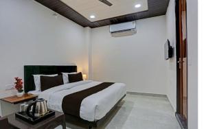 Postel nebo postele na pokoji v ubytování Hotel O Kashish Residency