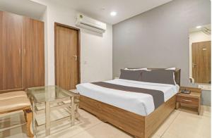 Postel nebo postele na pokoji v ubytování Hotel O Kashish Residency