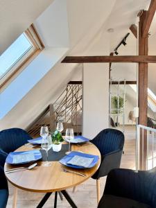 a dining room with a wooden table and chairs at Helles Ferienhaus super zentral mit gratis Stellplätzen N162 in Oldenburg