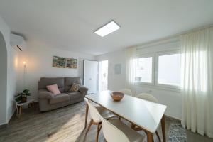 a living room with a table and a couch at Apartamento Vela in San José +8 photos