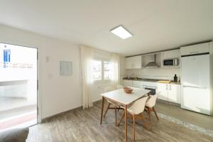 a kitchen and dining room with a table and chairs at Apartamento Vela in San José