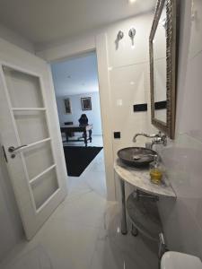 ein Badezimmer mit Waschbecken und Spiegel in der Unterkunft complete luxury house with garden in Madrid + 55 Fotos