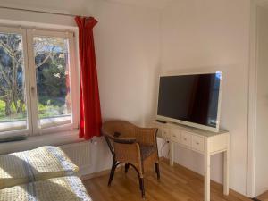 TV a/nebo společenská místnost v ubytování Häuschen mit Gartenblick