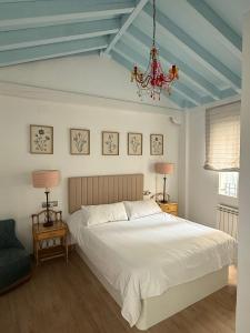 Ένα ή περισσότερα κρεβάτια σε δωμάτιο στο Casa Duplex en centro granada- Parking Opcional