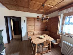 a dining room with a wooden table in a room at Erholung im Naturpark in Zeutschach