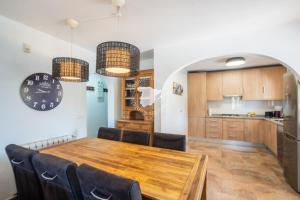 une cuisine et une salle à manger avec une table et des chaises en bois dans l'établissement CostaBlancaDreams Casa Alegria in Benissa, à Calp