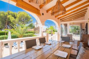 une salle à manger avec une longue table et des chaises dans l'établissement CostaBlancaDreams Casa Alegria in Benissa, à Calp