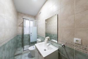 ein Badezimmer mit Waschbecken, Toilette und Spiegel in der Unterkunft Dúplex La Casilla in San José + 27 Fotos