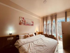 Llit o llits en una habitació de Hotel Cedar View Jibhi