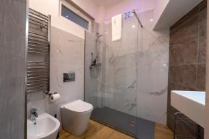 ein Badezimmer mit Dusche, Toilette und Waschbecken in der Unterkunft VISCHI Apartment Trani by LE MARINELLE Loc Turistica in Trani