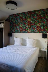 Een bed of bedden in een kamer bij Auberge du château de Joux