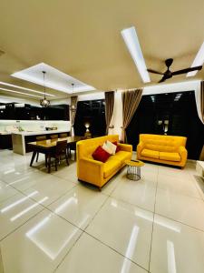 バトゥ・フェリンギにあるPerfect for Groups! 5BR Villa Near Beach BBQ 20Paxのリビングルーム(黄色のソファ2台、テーブル付)