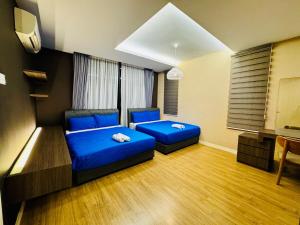 バトゥ・フェリンギにあるPerfect for Groups! 5BR Villa Near Beach BBQ 20Paxのベッドルーム1室(青いベッド2台付)