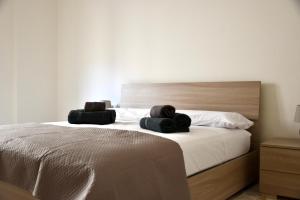 诺托Vela Barocca的卧室里有一张床，床上放着两条毛巾。