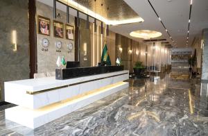 Un vestíbulo de un hotel con un mostrador de recepción en شقق رسن سويت الفندقية - Rasan Suite hotel Apartment, en Buraidah