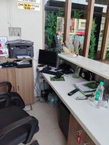 ein Büro mit einem Schreibtisch mit einem Computer und einem Stuhl in der Unterkunft Hotel Tarun Palace, Bhopal in Bhopal