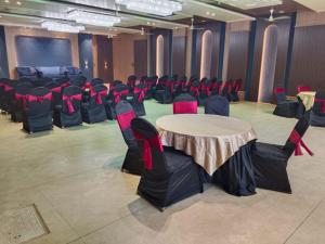 ein Konferenzraum mit Tisch und Stühlen in der Unterkunft Hotel Tarun Palace, Bhopal in Bhopal