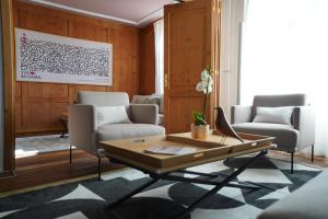 Ruang duduk di Rooftop Chalet 2-Level Apartment in Old Town