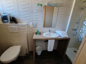 Een badkamer bij Auberge du château de Joux