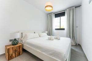 En eller flere senge i et værelse på Cozy sea view apartment + 22 billeder