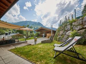 a bench sitting in the grass next to a building at Frei & Wild Chalet by we rent, VIEHHOFEN SUMMERCARD INCLUDED in Viehhofen