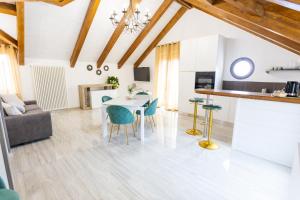 アジェーロラにあるVilla Italiaのテーブルと椅子のあるキッチンとリビングルーム
