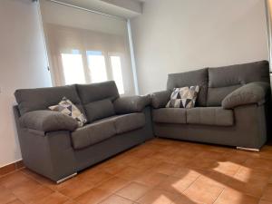 un sofá en la sala de estar con en Can Pirrot Salitja, en  30 fotos más