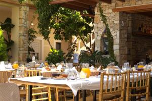 a table in a restaurant with a white table cloth at Luxe Arial Lofts in Vlorë
